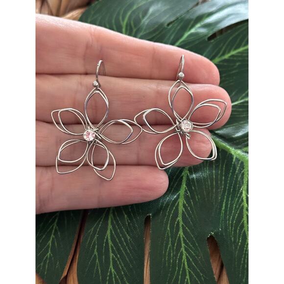 BOGO FREE UNIQUE SILVER FLORAL EARRINGS - Picture 7 of 7